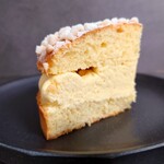 エシレ パティスリー オ ブール - カット品断面。バタークリームが全体の1/3ほどを占めている。