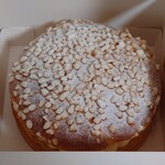 エシレ パティスリー オ ブール - 箱を開けると大きなグランド トロペジェンヌ・エシレが現れた。あられ糖と粉糖が上面に振りかけられている。