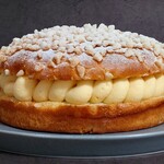 エシレ パティスリー オ ブール - エシレバターを使ったブリオッシュ生地にエシレバターのクリームをたっぷりと挟んだ、究極のトロペジェンヌ。