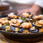 うを徳 - 2025.4 花山椒パエージャ（ムール貝、あさり、車海老、うすい豆、トマト、しめじ、牛蒡の茎、花山椒）