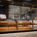 エシレ パティスリー オ ブール - エシレバターをふんだんに使ったマドレーヌとフィナンシェが次々と焼き上げられている。