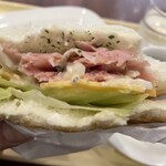 ドトールコーヒーショップ - パストラミサンドイッチ断面