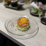 めしや因すけ - アボガドとサーモンのタルタル卵黄乗せ