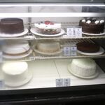 Diamond Head Market & Grill - ホールケーキも販売(シンプルだなってちょっとビックリ)