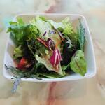 イタリア料理 ハイウェーブカフェ - シンプルながらドレッシングが最高に美味しいサラダ