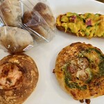 よりみちぱん - くるみパンx3/そら豆とベーコンのタルティーヌ/スモークサーモンとクリームチーズのフランスパン/フォカッチャマルゲリータ