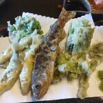 いわな茶屋 - せり、こごみ、ホンモロコ等の天麩羅　中央は追加注文した岩魚の唐揚げ