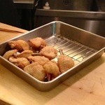 食堂 おがわ - 鳥唐揚の準備してはる。