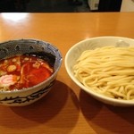 頑者 - しかしラー博混んでるね。夏休み、ボン・ホリディっやつか。毎度お馴染み、 #誰が撮ってもおんなじシャシン 、辛つけめん、大盛り！  