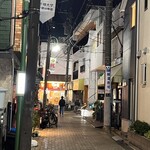 イタリア酒場and - ANDさんのある通り。右側CQLの隣の地下1F