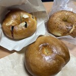 123BAGEL - ハニーレーズン、ウォールナッツメープル各420円　プレーン330円