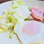 すき家 - 美しいレイアウト
目玉焼きの仕上がりも美しい