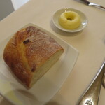 ラ メゾン クルティーヌ - ドーナツ型バターとパン。