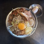 RAMEN HITONI YASASHIKU - 【国産汁無豚ラーメン（生卵付）tpｱﾌﾞﾗ×ﾆﾗ辛×半ｺﾂ×ﾌﾗｲﾄﾞｵﾆｵﾝ×生卵sv味付玉子】