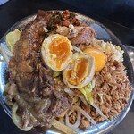 RAMEN HITONI YASASHIKU - 【国産汁無豚ラーメン＝tpｱﾌﾞﾗ×半ｺﾂ×ﾆﾗ辛×ﾌﾗｲﾄﾞｵﾆｵﾝ×生卵sv味付玉子】