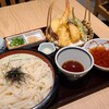ひかり屋 - 天ざるうどん(税込1,408円)
①ざる饂飩(薬味:刻み海苔&刻み青葱&白胡麻)
②天麩羅(海老&白鱚&茄子&薩摩芋&南瓜&獅子唐)
関東らしいざる饂飩&天麩羅盛合せのセットです