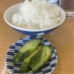 江ちゃんラーメン - 小めしに漬物は胡瓜