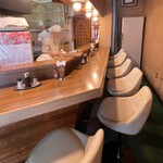レストラン 中里 - 変形L字カウンター10席だったか？