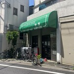 レストラン 中里 - 朝10時の往路。水やりなど準備中。この時の雰囲気に惹かれました