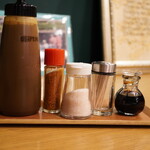 味加味 - 卓上の調味料