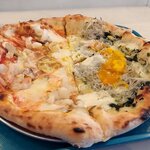 真鶴ピザ食堂 KENNY - 塩辛と海老のトマトクリーム＆しらすと卵と青海苔（2025.3）