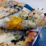 真鶴ピザ食堂 KENNY - しらすと卵と青海苔のアップ（2025.3）