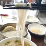 フォーシンタスキッチン - フォーの麺。ちょうどよい太さで、とっても美味しいです。