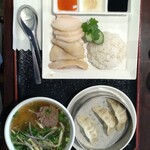 フォーシンタスキッチン - 『フォーと海南鶏飯』のセット。(八幡餃子3個付)