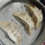 フォーシンタスキッチン - 八幡(はちまん)餃子。調味料は自分でセレクトして味わえます。