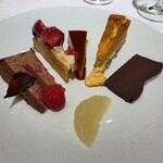 シェ・イノ - 手前中央から反時計回りに
      ・グレープフルーツのコンポート
      ・ガトーショコラ
      ・チーズケーキ
      ・カスタードのプリン
      ・ベリーのタルト
      ・木苺とチョコレートを使ったムースケーキ