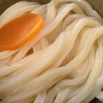 元祖しょうゆうどん 小縣家 - 角が立つコシありの喉越しが良い麺です◎                    1枚の奈良漬けが味わいを引き立てる！