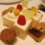 ザ・ロビー - トップのお皿。桃とラズベリーのショートケーキと、ホワイトチョコレートのムース、タルト、マドレーヌ。