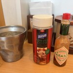 とんかつのみしな - 粉チーズ＆タバスコ