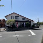 さかい - お洒落な外観、裏に駐車場がございます