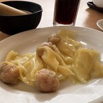 大鷹ラーメン - ゴマだれ皿ワンタン