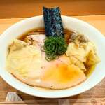 飯田商店 - わんたん入りしょうゆチャーシュー麺