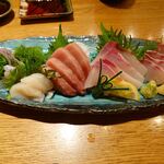 川万 - お刺身盛り合わせ3,000円。右からイシダイ、カンパチ、ホタテ、中トロ、アジ。すべて上質で美味しい。