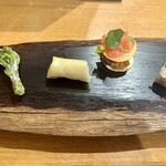 roku - 前菜　コシアブラのフリット　鳥挽肉とレモングラスの春巻き　タコス　猪のテリーヌ
