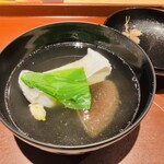 馳走 啐啄一十  - 【写真⑤】白甘鯛(愛媛県八幡浜市)と椎茸(天恵菇、徳島県)、蔵囲利尻昆布(奥井海生堂)と鮪節出汁のお椀