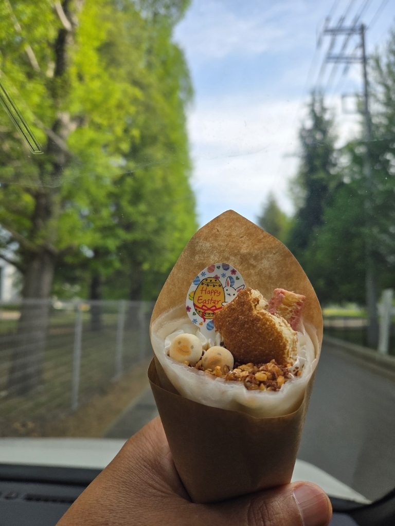 写真 : 白いクレープのキッチンカー しろのはち。 （shironohachi