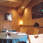 インド料理 ショナ・ルパ - テーブルゆったりしてますね。