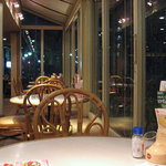 Gasuto - 窓際のテーブルは解放感があります。