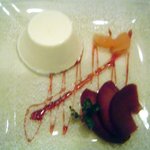 神田小川町 幻のイタリアン カンティーニ - エスプレッソ風味のブランマンジェリンゴのコンポート添え