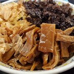 夷霧来 - 麺が見えないほどのかつお節、岩海苔、メンマ