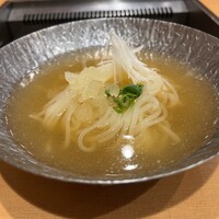 神戸焼肉 金虎 - 冷麺。神戸牛で出汁を取っている。ハーフよりさらに少ないミニサイズで締めにちょうどいい。酢の代わりに柚子のシャーベットが乗ってる。
