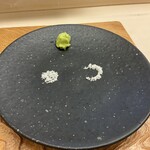 鮨おばな - 2種類の塩は月の形状を表しております