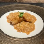 仁修樓 - 海老の頭と殻の出汁は濃厚　ココナッツミルクで甘さとコクが増し後からピリっと辛さがやってきます　こんな贅沢な海老チリは初めて！