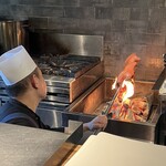 仁修樓 - 脂がしみ出し炭から炎が