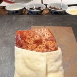 仁修樓 - 北京ダック風にカオヤーピンにネギ、甜麺醤とパリパリの皮を包みます　食べたことのないパリパリ感と皮の下の甘い油