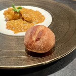 仁修樓 - 最近始めたという自家製パン　ハード系でほのかな酸味が海老ソースに合います　あと10個お願いします！